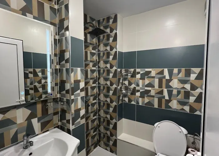 Апартаменти 2 Bedrooms, 2 Wc, Free Parking, Center Location, Sunny Bijou Flat *