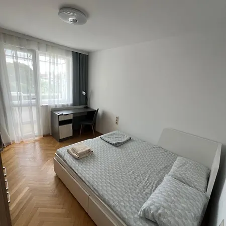 2 Bedrooms, 2 Wc, Free Parking, Center Location, Sunny Bijou Flat *